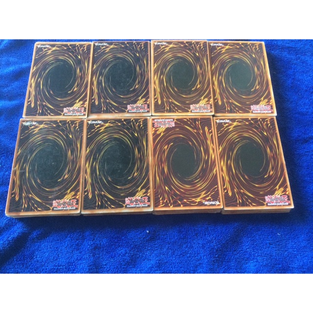 50 lá Yu-Gi-Oh ngẫu nhiên.