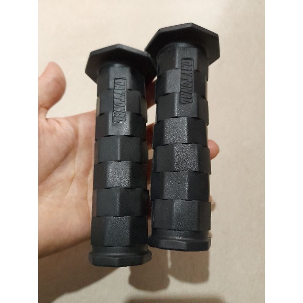 Cặp bao tay Daytona gắn cho nhiều loại xe.