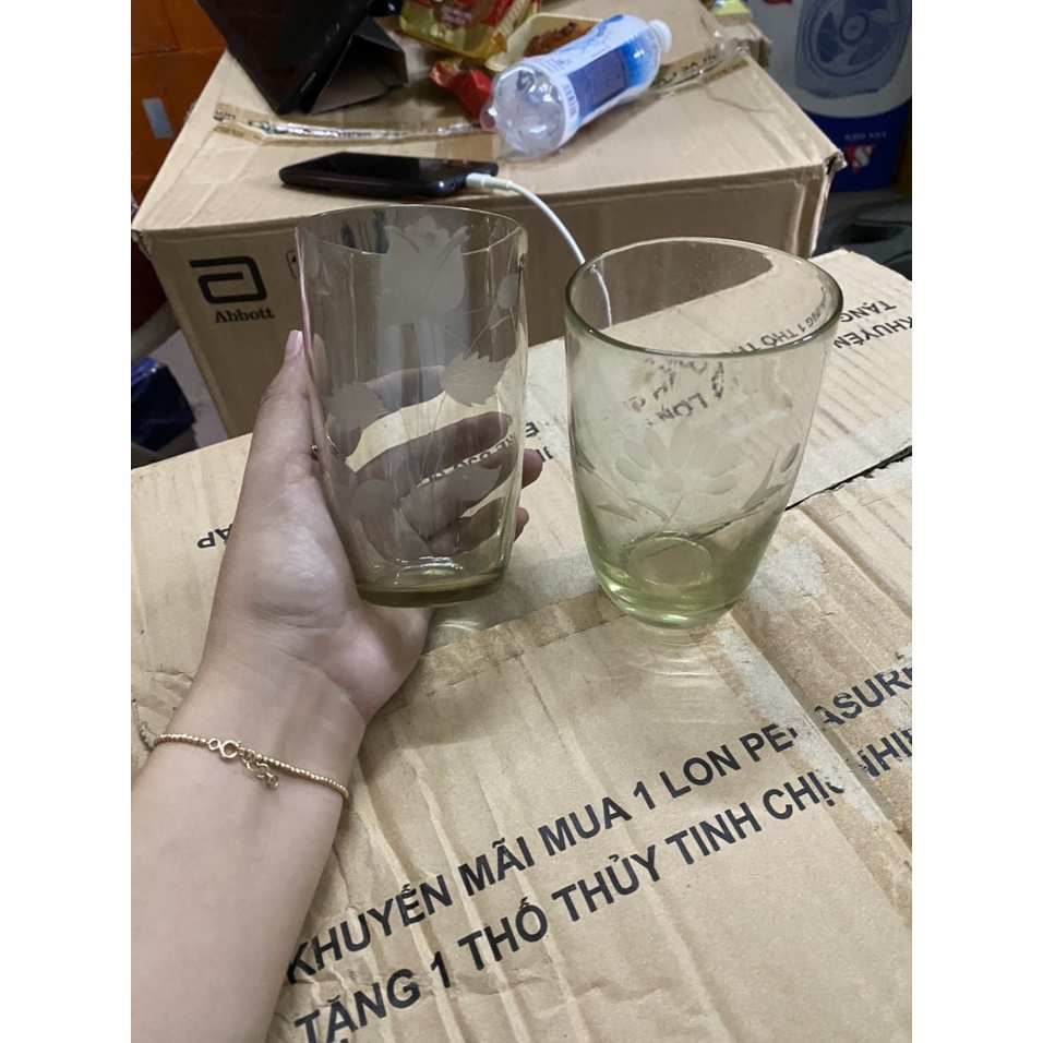 LY THỦY TINH MÀU VÀNG NHẠT CÓ IN HOA