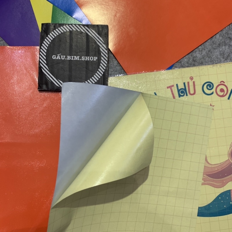 Giấy thủ công 5 màu (loại giấy bóng cao cấp) kích thước: 22x16,5 cm
