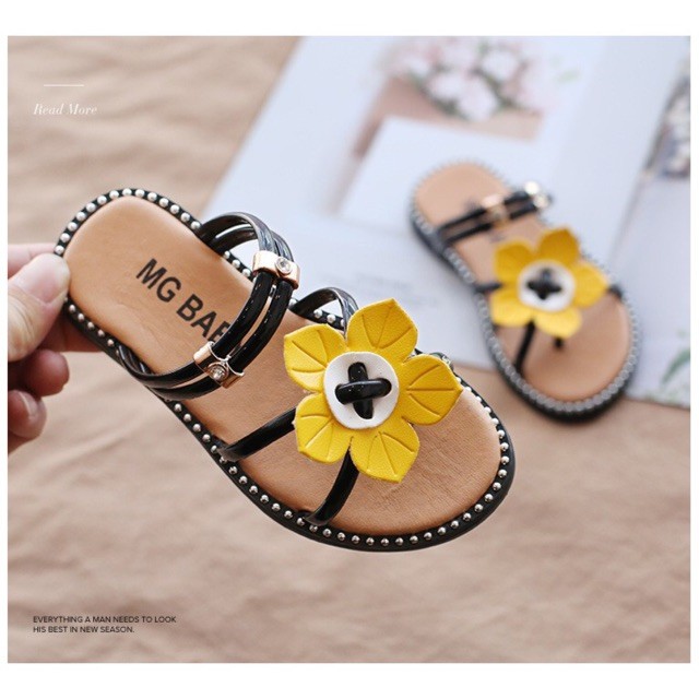 Sandal cho bé - dép đi biển cho bé gái quai da có hình bông hoa xỏ ngón đi mùa hè hàng qccc MG Baby mã V826