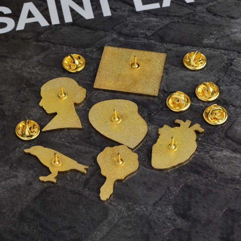 Khuy cài áo hình chữ cái phong cách Gothic dành cho giới trẻ