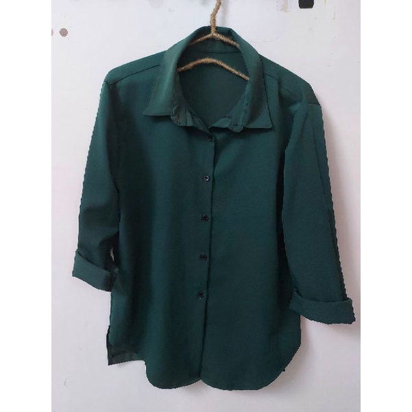 Áo sơ mi trơn xanh rêu