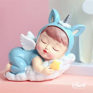 em bé ôm gối ngủ