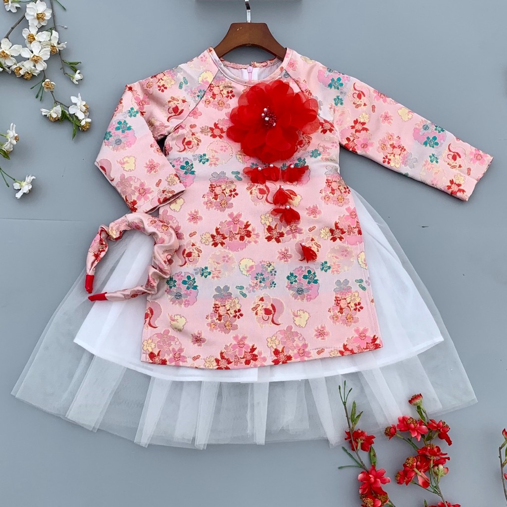 Áo dài gấm Thượng Hải cài hoa Akissfrommom màu hồng cho bé
