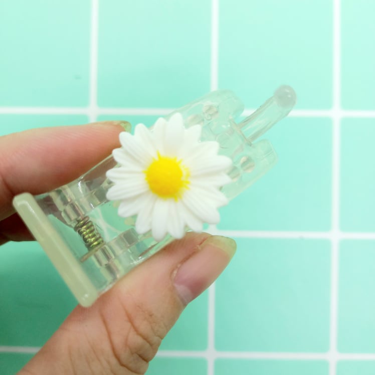 Kẹp tóc càng cua 3 răng hoa cúc trắng trong suốt