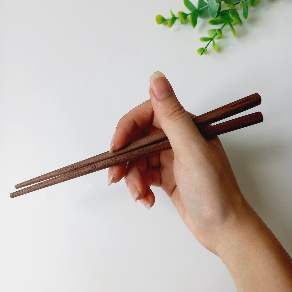 Đũa Gỗ Óc Chó 19cm Tập Ăn Cho Bé, Đũa Ngắn Decor Trang Trí Chụp Ảnh Của Vitrapro
