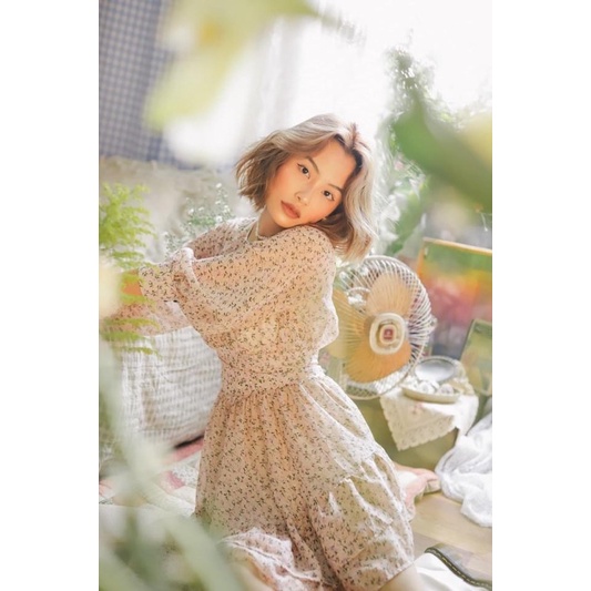 Đầm hoa hở lưng