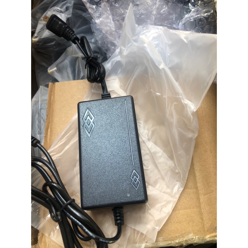 Sạc 5s 21V 2a dùng cho pin Li-ion loại 2 dây nguồn tiện lợi có đèn báo và tự ngắt khi đầy. BN.
