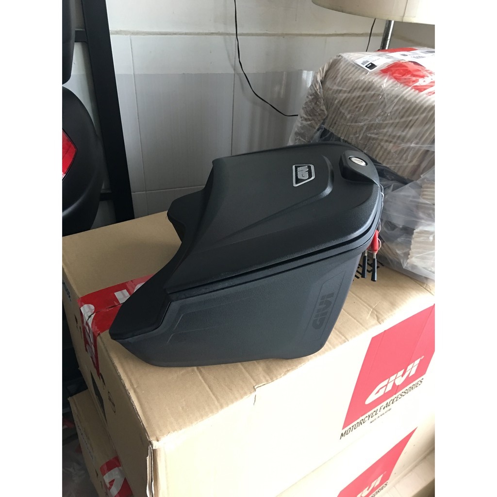 Thùng giữa Exciter 2009, thùng Givi G10N kèm bát chuẩn theo xe, hàng Givi chính hãng, bảo hành 2 năm