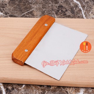 Dụng cụ cắt bột cán gỗ