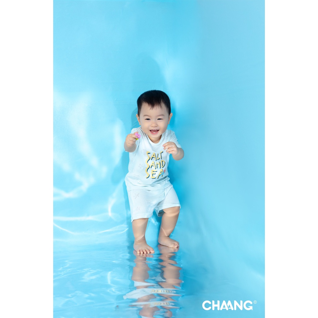 Bộ áo cộc tay cúc vai quần đùi trẻ em họa tiết vân chìm The Sea Chaang