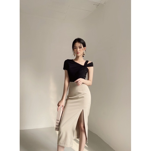 Áo thun nữ ngắn tay khoét vai Cut Out Black Top H.I.U Fashion , phông cách điệu thiết kế trendy HIU design