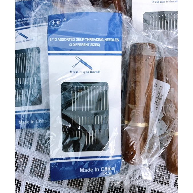 Ống gỗ đựng kim khâu và 12 kim khâu vải áo quần