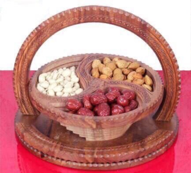 Giỏ gỗ xếp thần kỳ đựng bánh mứt, hoa quả sang trọng, độc lạ, khi xếp lại gọn gàng như tấm thớt tròn