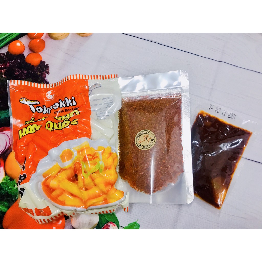 Bánh gạo tokbokki kèm sốt và bột ớt