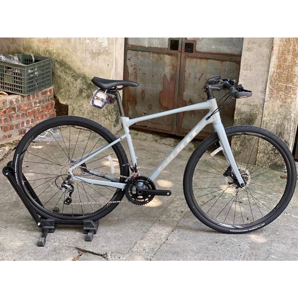 Xe touring Giant Revolt F1