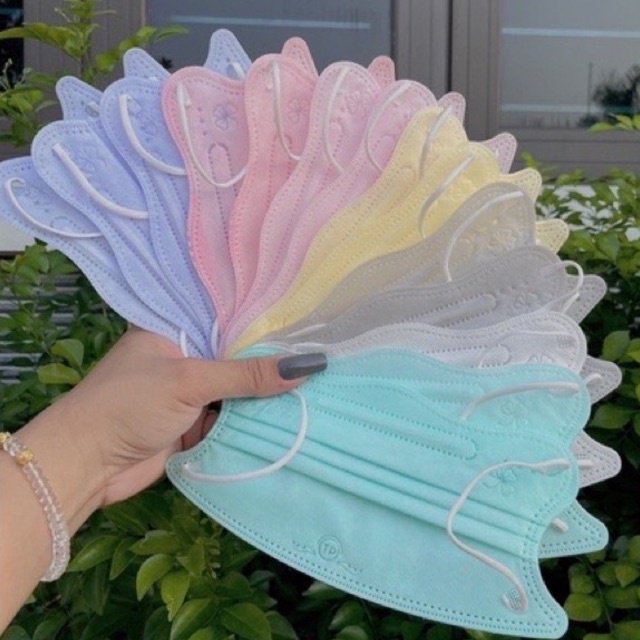 Khẩu trang y tế 4 lớp không mùi 4 lớp dày dặn, form ôm mặt, kháng khuẩn và chống thấm nước, không xù lông