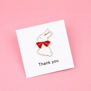 Charm kim loại thỏ nơ đỏ