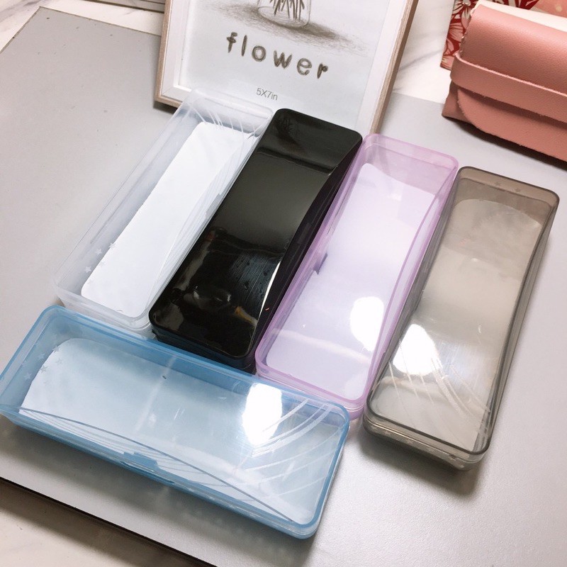Hộp Nhựa Đựng Kính Kèm Khăn