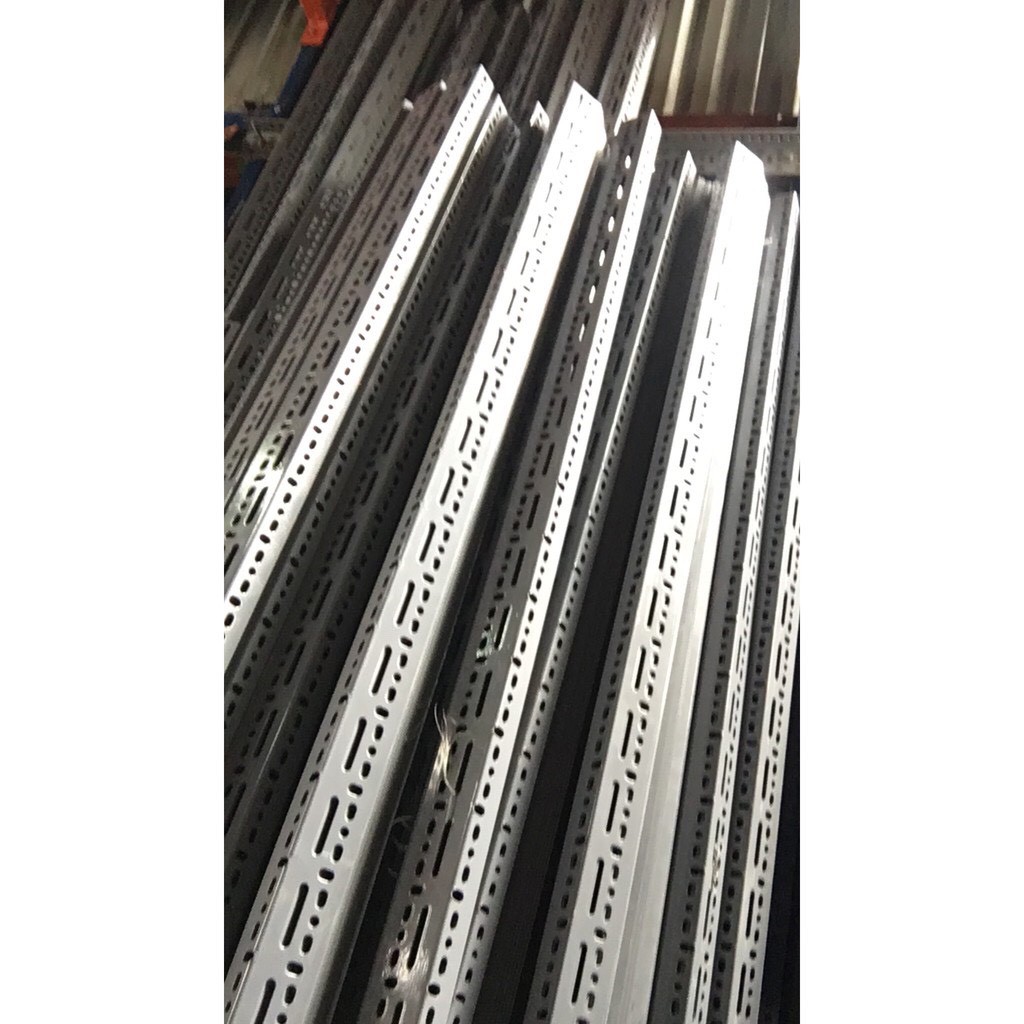 4 thanh sắt v lỗ 3x5 dày 1.8mm- dài 1m5