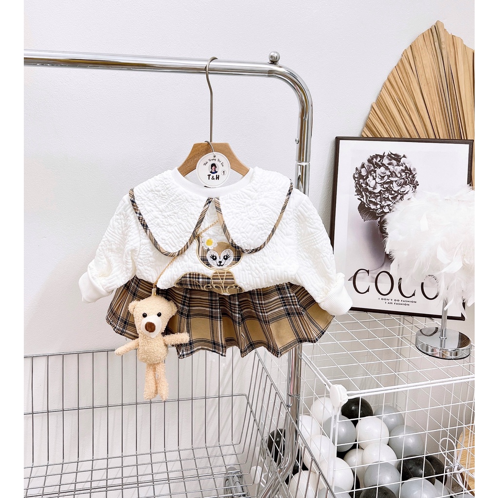 Váy bé gái áo gấm xốp và chân váy kẻ xếp ly liền quần kèm gấu đeo chéo XHN1084