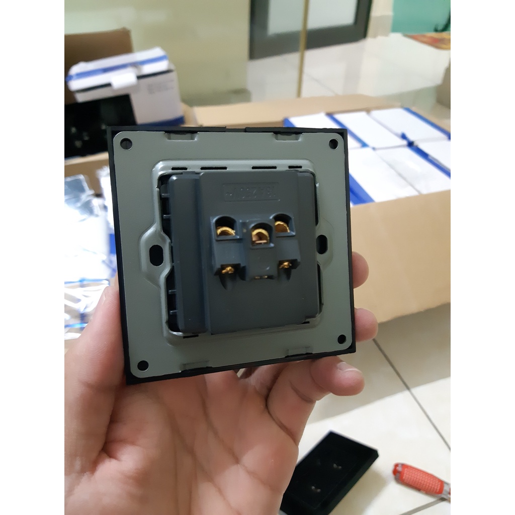 Ổ cắm mặt kính cường lực hình vuông sang trọng