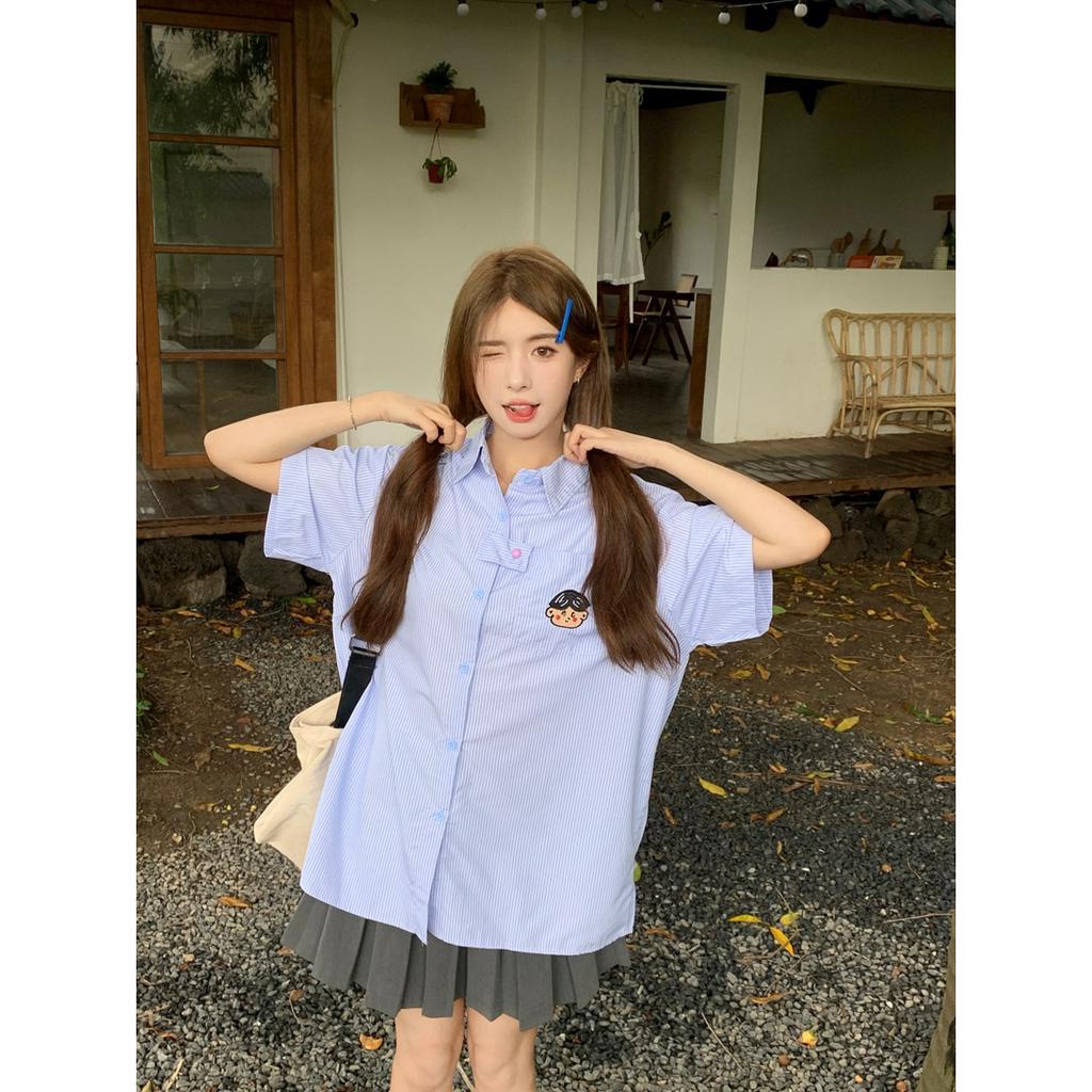 「 WELOVE1 」Áo Sơ Mi Tay Ngắn Kẻ Sọc Xanh Dương Thêu Họa Tiết Phong Cách Babydoll Hàn Quốc Thời Trang Mùa Hè Mới Cho Cặp Đôi