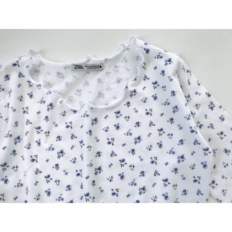 Áo croptop ôm dài tay loe xoăn lai trắng hoa nhí vnxk