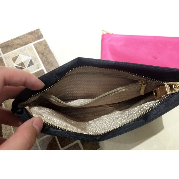 Túi Đựng Mỹ Phẩm Hình Tam Giác Bằng Nhung Đen Sang Trọng