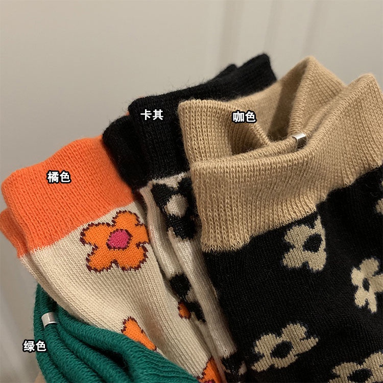 Đôi vớ họa tiết hoa dễ thương bắt mắt sành điệu