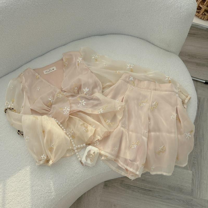 Set áo voan hoa croptop peplum cổ V màu nude tay phồng kèm quần giả váy