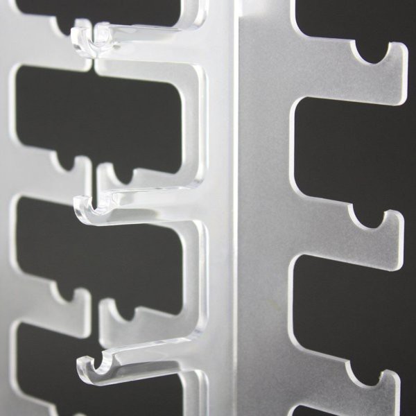 Giá trưng bày kính mát với thiết kế đơn giản, tiện dụng