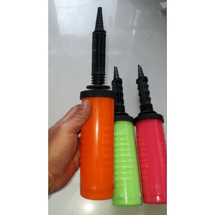 Một cái ống bơm bong bóng cầm tay bằng nhựa dài 30cm