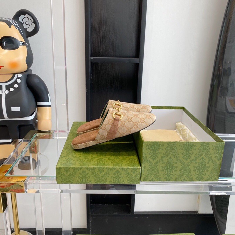 Giày sục nữ mũi tròn da in logo đế bằng gucci Gc GG