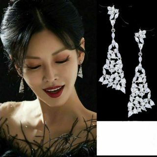 Hoa tai bạc 925 của Cheon Seo Jin trong phim Penthouse (Cuộc Chiến Thượng Lưu)