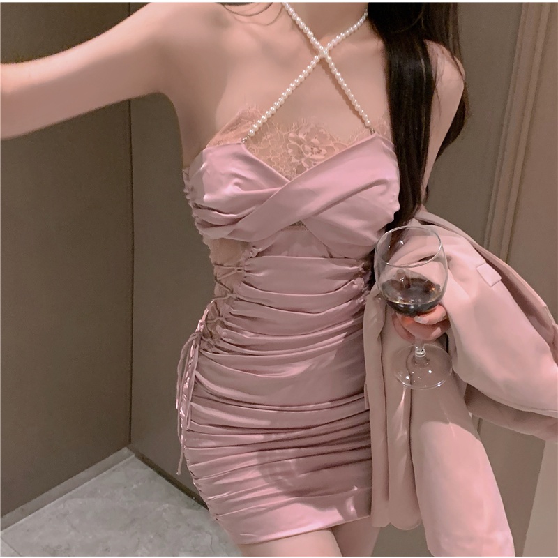 Đầm Dây Rút Xếp Ly Cổ Yếm Phối Ren Và Ngọc Trai Phong Cách Quyến Rũ Dành Cho Nữ