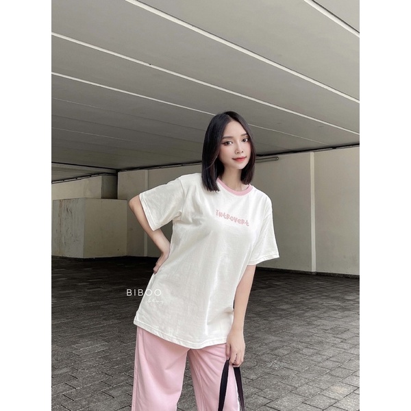 BIBOO - Áo thun cổ tròn tay ngắn in chữ INTROVERT phối bo cổ màu hồng