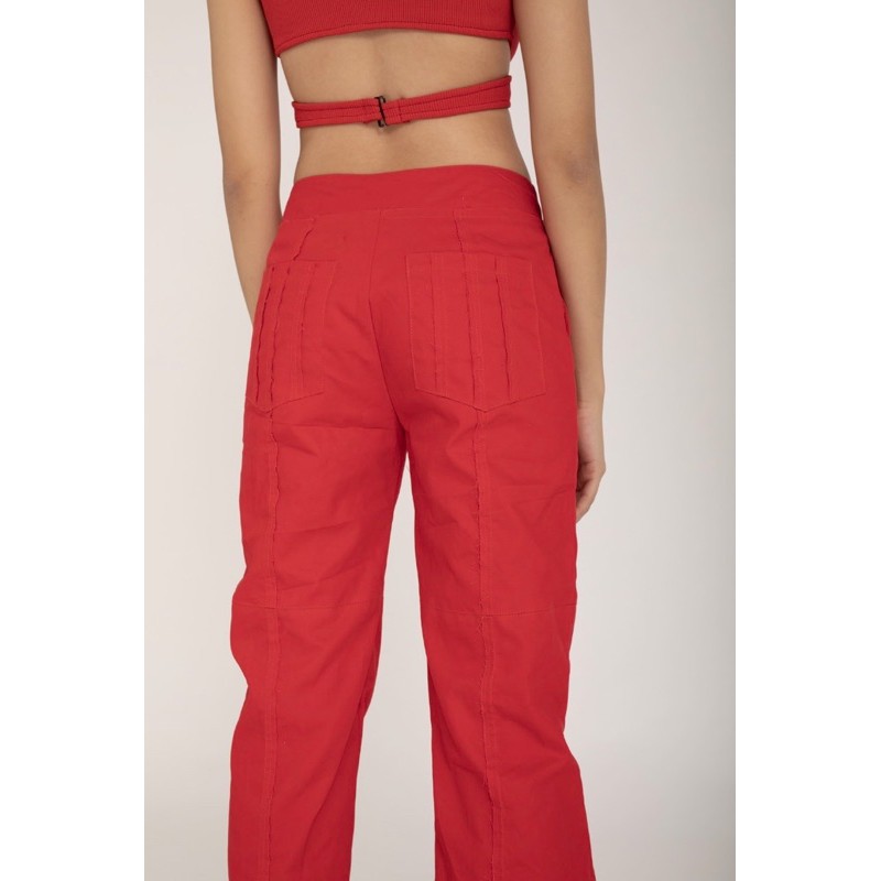 #aeiejr UNEVEN PANTS— con nhỏ hẳn chưa có chứ quần đỏ phải có một chiếc. | BigBuy360 - bigbuy360.vn