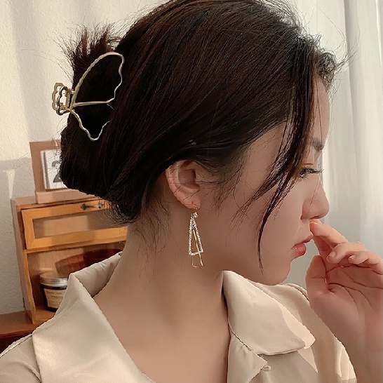 Bông tai hình tam giác đính đá sang trọng tinh xảo