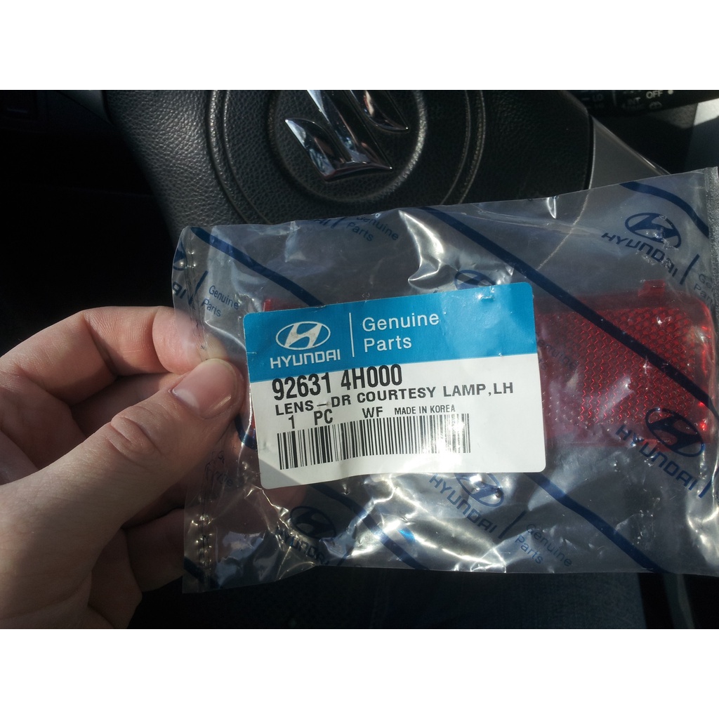 Nắp nhựa đèn phía trong cửa xe Hyundai Starex - Mã số: 926414H000, 926314H000