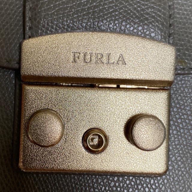 Miếng dán khoá túi Furla