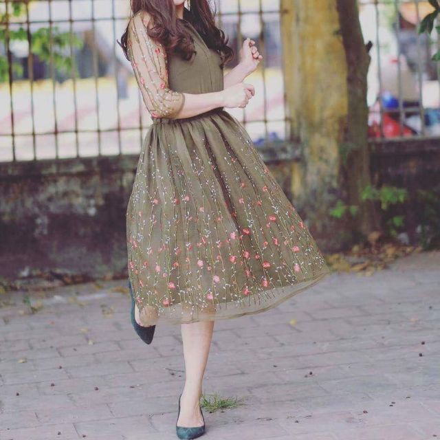 Đầm ren thêu