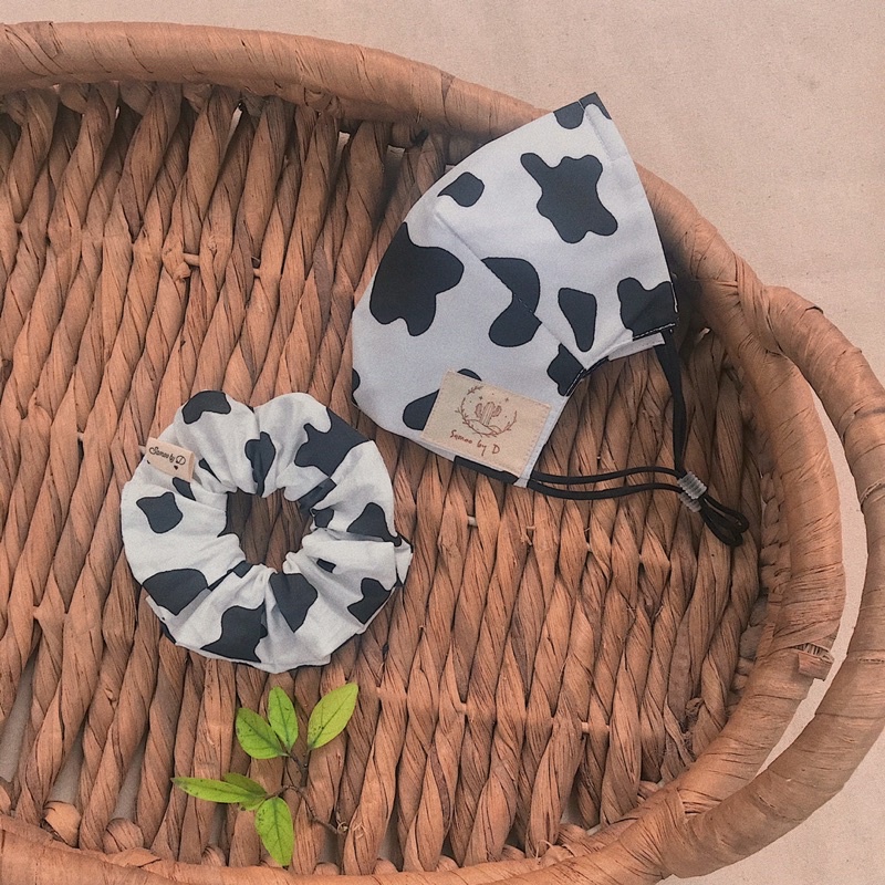 Khẩu trang và cột tóc bò sữa | BigBuy360 - bigbuy360.vn