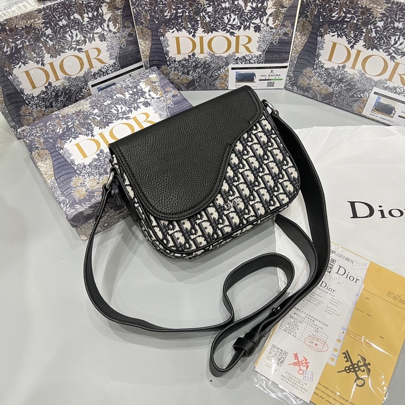 siêu phẩm túi đeo chéo dior mới cập bến dành cho nam và nữ TC45