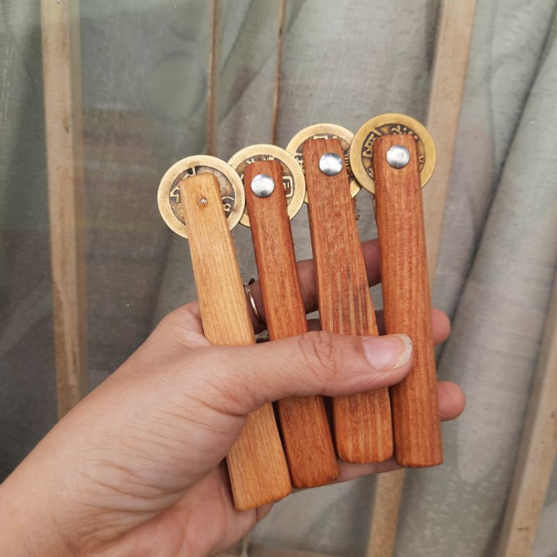 Đồng xu cạo gió cán gỗ