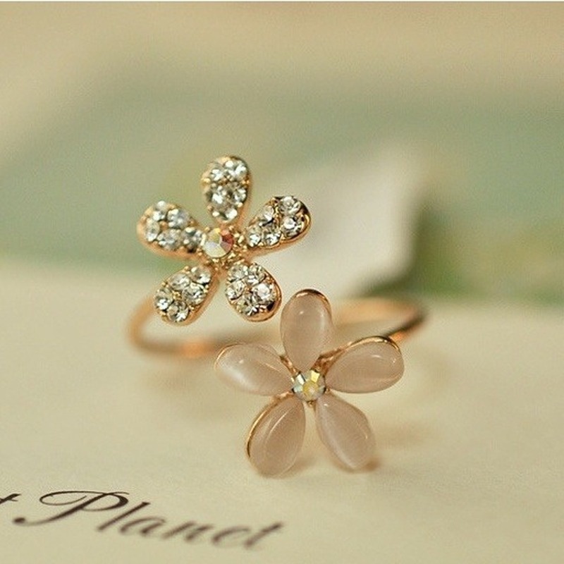 Nhẫn hở hình hoa cúc đính đá opal Hàn Quốc 210825