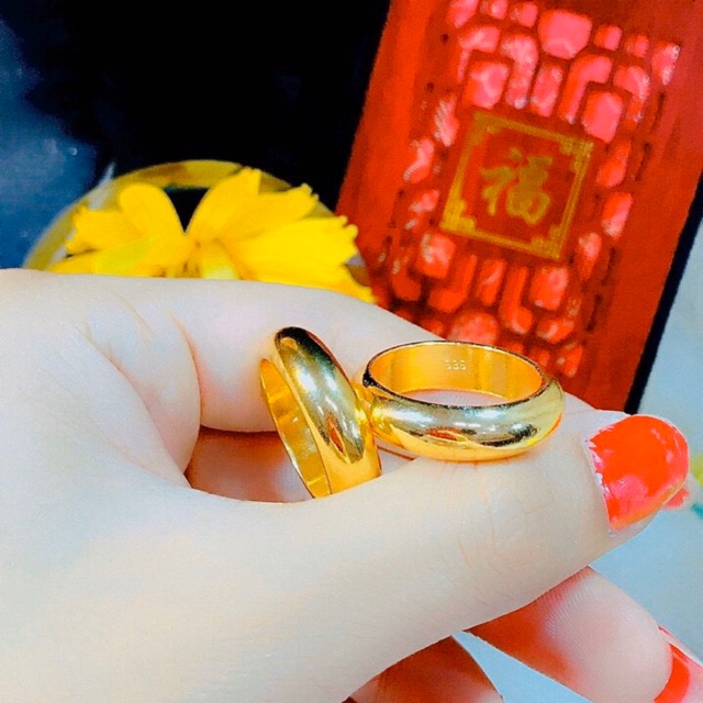 Nhẫn trơn mô phỏng loại nhẫn 2 chỉ mạ vàng 24 có khắc 9999 bên trong