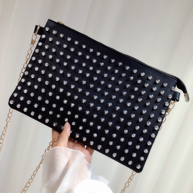 [Mã FAMAYWA2 giảm 10K đơn từ 50K] Ví cầm tay đeo chéo Clucth đính đinh | BigBuy360 - bigbuy360.vn