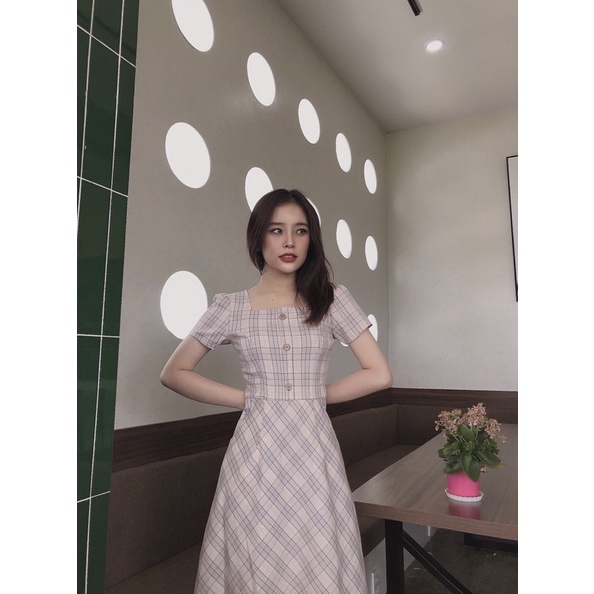 Váy kẻ cổ vuông, dáng xoè công sở, tay ngắn
